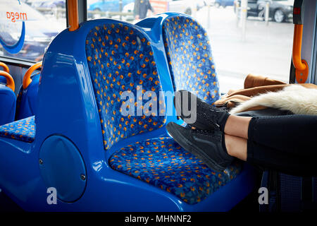 Blick von Bord einer Manchester Stagecoach Double Decker Bus, ein Passagier Sinus den Sitz als Fußstütze durch ihre Füße auf den Sitzen Stockfoto