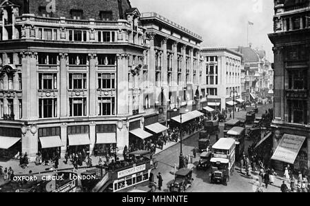 Luftaufnahme, belebte Szene am Oxford Circus, London, mit Peter Robinson Kaufhaus auf der linken Seite. Datum: ca. 1920 s Stockfoto