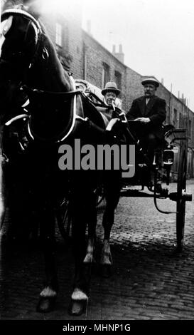 Familie mit Pferden, Huntsworth Mews, Marylebone, London - Mann und Junge. Datum: ca. 1910 Stockfoto