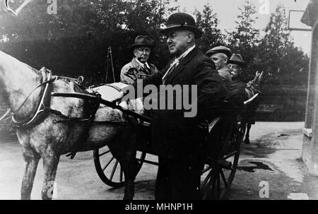 Familie mit Pferden, Huntsworth Mews, Marylebone, London - Gruppe von Männern. Datum: ca. 1910 Stockfoto