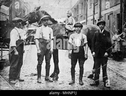 Familie mit Pferden, Huntsworth Mews, Marylebone, London - Mann und drei Jungen und ein Kind sitzen auf einem Pferd. Datum: ca. 1910 Stockfoto