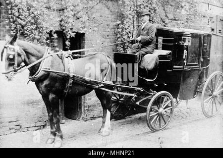 Familie mit Pferden, Huntsworth Mews, Marylebone, London - Mann in intelligente Kleidung und eine Melone mit einer Pferdekutsche. Datum: ca. 1910 Stockfoto