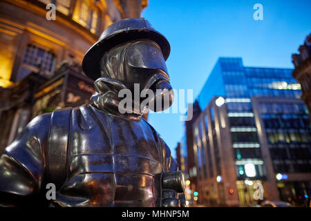 Bürger Feuerwehrmann, Gordon Street, Glasgow. Bronze Skulptur von Kenny Hunter eine Hommage an die Feuerwehrmänner, die Vergangenheit und Gegenwart, die Strathclyde Feuer serviert & Stockfoto