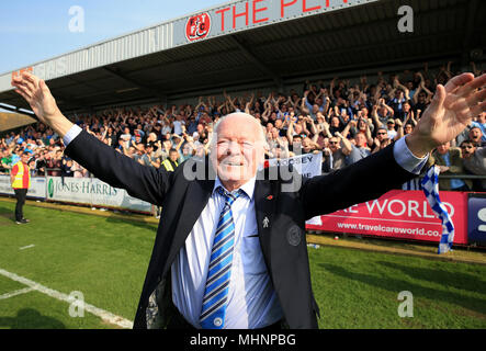 Von Wigan Athletic Inhaber David Whelan feiert seine Seiten Förderung an der EFL-Meisterschaft Stockfoto