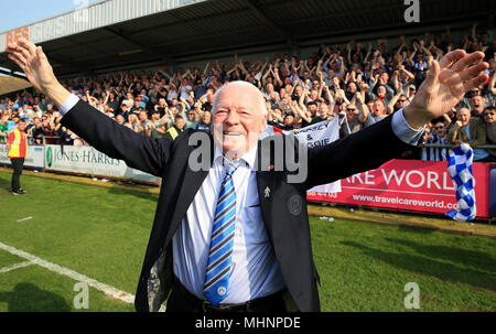 Von Wigan Athletic Inhaber David Whelan feiert seine Seiten Förderung an der EFL-Meisterschaft Stockfoto