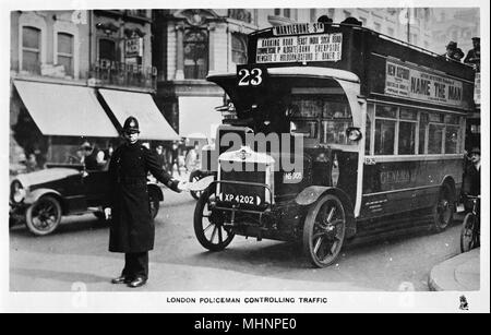 Polizist, der den Verkehr kontrolliert, Oxford Street, London Stockfoto