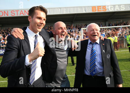 Von Wigan Athletic Manager Paul Koch (Mitte) feiert seine Seiten Förderung an der EFL-Meisterschaft mit Vorsitzenden David Scharf (links) und Eigentümer David Whelan Stockfoto