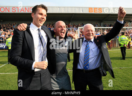 Von Wigan Athletic Manager Paul Koch (Mitte) feiert seine Seiten Förderung an der EFL-Meisterschaft mit Vorsitzenden David Scharf (links) und Eigentümer David Whelan Stockfoto