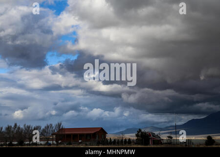 Sturm über eine Farm in Utah Stockfoto