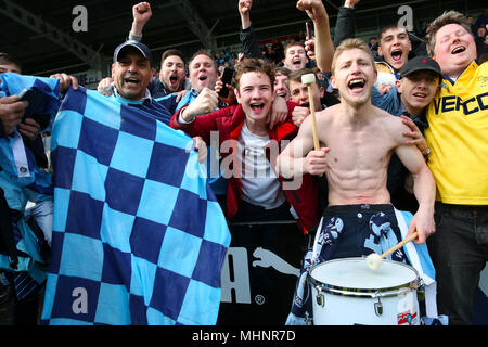 Die Lüfter des Wycombe feiern Aufstieg in Liga eins während der Sky Bet League Zwei gleiche an der Proact Stadion, Chesterfield. Stockfoto