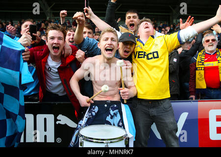 Die Lüfter des Wycombe feiern Aufstieg in Liga eins während der Sky Bet League Zwei gleiche an der Proact Stadion, Chesterfield. Stockfoto