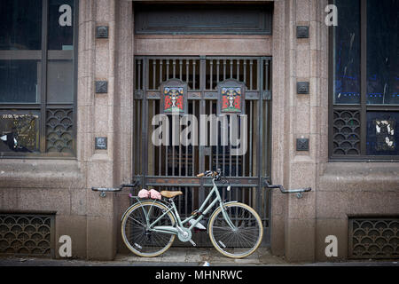 Glasgow in Schottland, mit dem Fahrrad zu alten Bank gesperrt auf der Buchanan Street Stockfoto