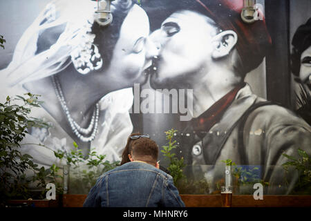 Glasgow in Schottland, Sloanes Markt paar Essen unter großen küssen Bild Stockfoto