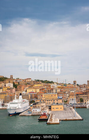 ANCONA, Italien - 10 Juli, 2011: Stadtbild von Ancona mit Fähren im Hafen vom Meer gesehen. Stockfoto