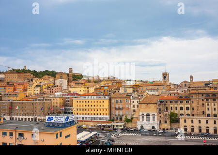 ANCONA, Italien - 10 Juli, 2011: Stadtbild von Ancona mit den Port vom Meer gesehen. Stockfoto