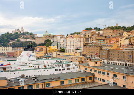 ANCONA, Italien - 10 Juli, 2011: Stadtbild von Ancona mit der Fähre im Hafen von das Meer und die Kathedrale des hl. Cyriacus im Hintergrund gesehen. Stockfoto