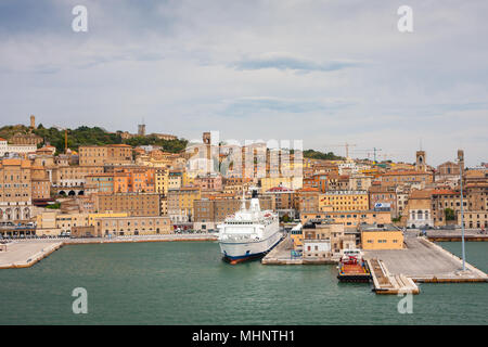 ANCONA, Italien - 10 Juli, 2011: Stadtbild von Ancona mit Fähren im Hafen vom Meer gesehen. Stockfoto