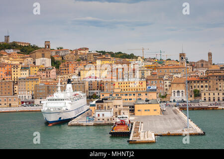 ANCONA, Italien - 10 Juli, 2011: Stadtbild von Ancona mit Fähren im Hafen vom Meer gesehen. Stockfoto