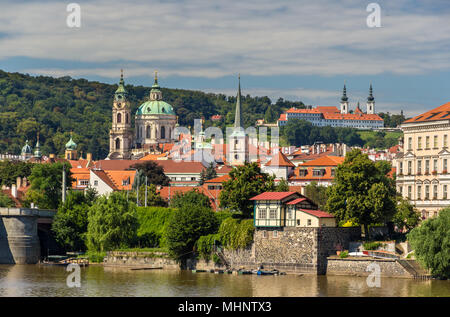 Anzeigen St. Nicholas Kirche und Kloster Strahov in Prag Stockfoto