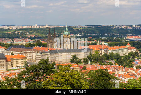 Blick auf die Prager Burg (Prazsky Hrad) - Tschechische Republik Stockfoto