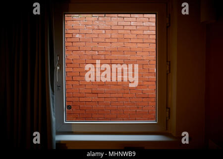 Glasgow in Schottland, Zimmer mit Aussicht, Brick Wall von einem Hotel Fenster Stockfoto