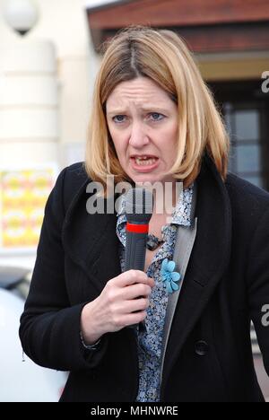 Amber Rudd, Konservative M.P. für Hastings und Roggen, spricht bei einer Spendenaktion für die Anlegestelle an der Küste von Hastings, England am 12. März 2011 Stockfoto