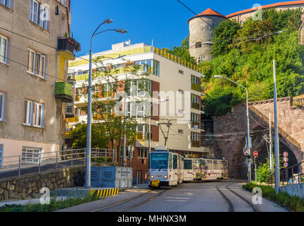 BRATISLAVA, SLOWAKEI - 11. AUGUST: ein Tatra T6 A5 Straßenbahn in Bratislav Stockfoto