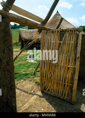 Neue schwenkbare Tür von hazel Hürde beseitigt in den Rahmen der rekonstruierten Glastonbury Lake Village House, butser Ancient Farm, Hampshire, England. Stockfoto