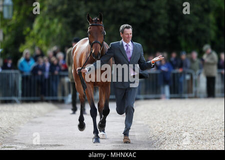 Sir Mark Todd mit Leonidas II im Trab während des Tages eine der Mitsubishi Motors Badminton Horse Trials im Badminton, Gloucestershire. Stockfoto