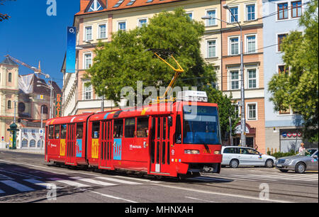 BRATISLAVA, SLOWAKEI - 11. AUGUST: ein Tatra K2 S Straßenbahn in Bratislava. Stockfoto