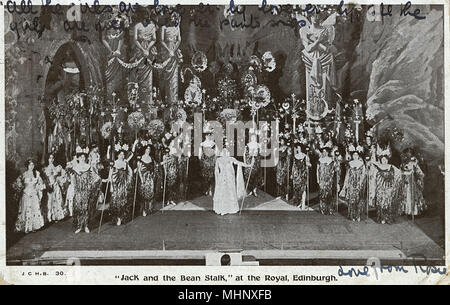 Darsteller auf der Bühne in einem aufwendig gestalteten Pantomime, Jack und die bohnenranke, am Königlichen Theater, Edinburgh. Datum: ca. 1900 s Stockfoto