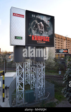 Digitale Werbetafeln Förderung der Film Rampage auf die Talgarth Road, Fulham in West London, UK. Stockfoto