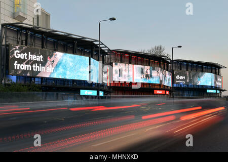 Digitale Werbetafeln Förderung der heimischen Energiekonzern E-on auf die Talgarth Road, Fulham in West London, UK. Stockfoto