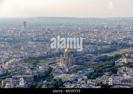 Blick auf Les Invalides vom Tour Montparnasse - Paris, Frankreich Stockfoto