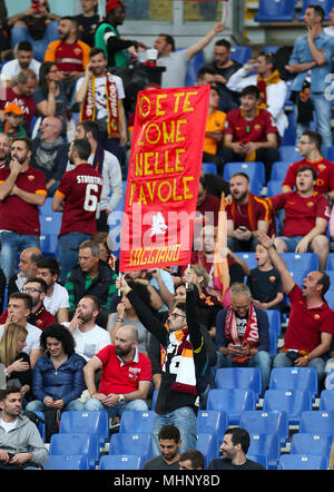 Als Roma Fans auf den Tribünen vor der UEFA Champions League, Halbfinale, Rückspiel im Stadio Olimpico, Rom. Stockfoto