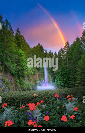 Rainbow, Springbrunnen, versunkene Garten, Butchart Gardens, Brentwood Bay, Greater Victoria, British Columbia, Kanada Stockfoto