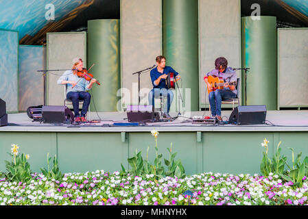 Die Gruppe zehn Saiten und ein Ziegenfell zu den Butchart Gardens, Brentwood Bay, Greater Victoria, British Columbia, Kanada Stockfoto