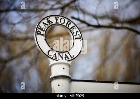 Metall sign on Peak Wald Kanal in der High Peak bei Whaley Bridge in Derbyshire, England Stockfoto