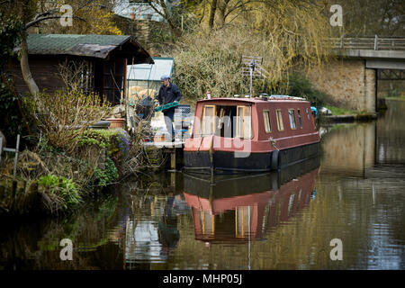 Günstig schmale Boote auf Liegeplätze an einem privaten Garten auf der Rückseite an der Spitze Wald Kanal in der High Peak bei Whaley Bridge in Derbyshire, England Stockfoto