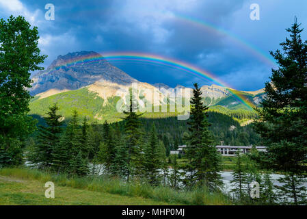 Regenbogen über Mount Stephen, Feld, Yoho Nationalpark, Britisch-Kolumbien, Kanada Stockfoto