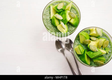 Matcha Grüntee Chia Samen Pudding mit Avocado. Das Konzept der gesunden Ernährung für die ganze Familie. Stockfoto