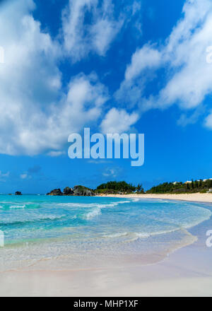 Sanfte Brandung am Horseshoe Bay Beach, Bermuda. Stockfoto