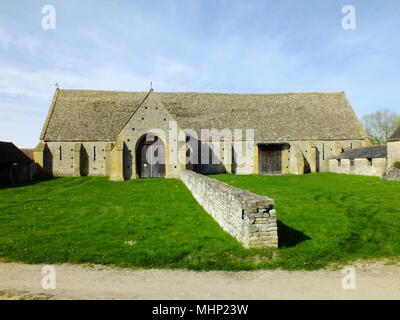 Tithe Barn im Dorf Middle Littleton, bei Evesham, Worcs. Es ist ein Bauernhaus aus dem frühen 14. Jahrhundert, das dem National Trust gehört. Stockfoto