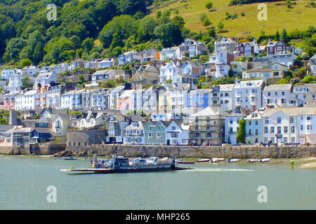 Bayards Cove und Fort (aus dem 16. Jahrhundert), Dartmouth, Devon, mit einer Fähre im Vordergrund. Stockfoto