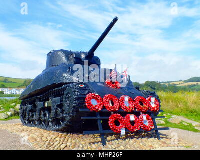 Ein Amphibienpanzer von Sherman in Slapton Sands, Torcross, Devon, dient als Kriegsdenkmal für die 749 amerikanischen Soldaten, die am 28. April 1944 ihr Leben verloren und während der Operation Tiger für die Landungen am D Day trainierten. Die Bergung wurde von einem örtlichen Geschäftsmann finanziert und 1984 abgeschlossen. Stockfoto