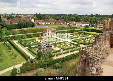 Luftaufnahme des elisabethanischen Gartens am Kenilworth Castle, Warwickshire, mit symmetrischem Layout und Ruinen einer Wand im rechten Vordergrund. Stockfoto