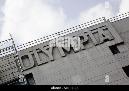 Iconic Kensington Olympia gebaut 1886 mit Beschilderung. Olympia London, London, Großbritannien. Architekt: Collado Collins, 1886. Stockfoto