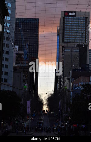 MELBOURNE, AUSTRALIEN, 16. August 2017 - Melbourne ist die Hauptstadt und die bevölkerungsreichste Stadt des australischen Bundesstaates Victoria, Straßen, Verkehr, local ein Stockfoto