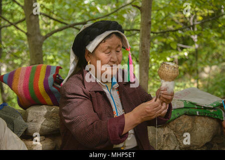 Lokaler tibetischer Spinnen von Wolle im Dorf Jiaju, Sichuan, China Stockfoto