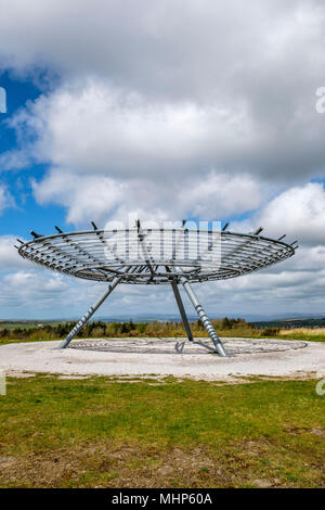 Rossendale's Panoptikum, "Halo", ist ein 18 m Durchmesser Gitterstruktur auf einem Stativ fünf Meter über dem Boden unterstützt. Stockfoto